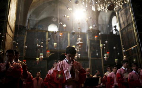 耶路撒冷基督徒围绕亚美尼亚教会举行集会抗议土地交易